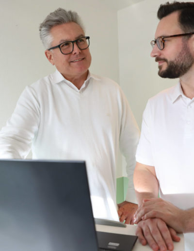 Orthopädie in Köln von Dr. med. Bernd Wolfgarten (li.) und Benedikt Vinbrüx (re.)